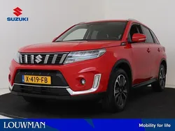 Rood metallic Gebruikt 2023 Suzuki Vitara Style SUV | € 24.950 (Eerlijke prijs)