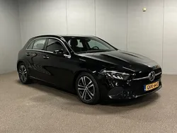 Zwart, metallic lak Gebruikt 2023 Mercedes A180 Luxury Hatchback | € 34.450 (Iets duurder)