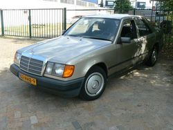 Grijs Gebruikt 1985 Mercedes E230 Sedan | € 7.950