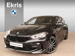 Saphirschwarz metallic (zwart metallic) Gebruikt 2023 BMW 118 Comfort Edition Hatchback | € 34.695 (Iets duurder)