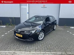 Zwart, metallic lak Gebruikt 2023 Toyota Corolla Active Stationwagen | € 29.995 (Iets duurder)