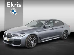 Bluestone metallic (licht grijs metallic) Gebruikt 2022 BMW 520 Executive Sedan | € 40.900 (Goede deal)