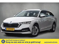 Wit, metallic lak Gebruikt 2021 Skoda Octavia Ambition Stationwagen | € 16.950 (Eerlijke prijs)