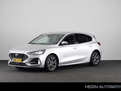 Grijs, metallic lak Gebruikt 2022 Ford Focus ST-Line X Hatchback | € 22.445 (Eerlijke prijs)