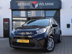 Zwart Gebruikt 2023 Toyota Aygo Play Hatchback | € 16.895 (Eerlijke prijs)