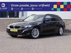 Zwart, metallic lak Gebruikt 2022 BMW 320e Stationwagen | € 37.900 (Eerlijke prijs)