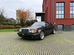 Zwartblauschwarz metallic 199 Gebruikt 1992 Mercedes E500 Sedan | € 79.500