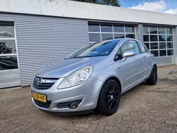 Grijs, metallic lak Gebruikt 2007 Opel Corsa Cosmo Hatchback | € 2.399 (Eerlijke prijs)