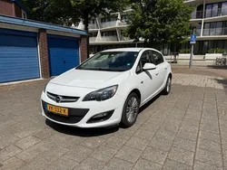 Wit Gebruikt 2015 Opel Astra Selection Hatchback | € 4.800 (Eerlijke prijs)
