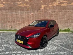 Soul red crystal (rood metallic) Gebruikt 2024 Mazda 2 Homura-Line Hatchback | € 22.845 (Eerlijke prijs)