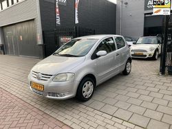 Grijs, metallic lak Gebruikt 2007 VW Fox Trendline Hatchback | € 999 (Eerlijke prijs)