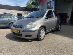 Grijs, metallic lak Gebruikt 2004 Toyota Yaris Hatchback | € 2.495 (Eerlijke prijs)
