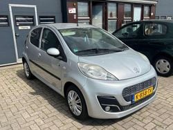 Grijs, metallic lak Gebruikt 2014 Peugeot 107 Hatchback | € 3.999 (Eerlijke prijs)
