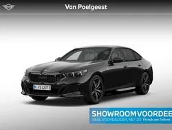 Saphirschwarz metallic (zwart metallic) Nieuw 2025 BMW i5 M Sport Sedan | € 87.462 (Super prijs)