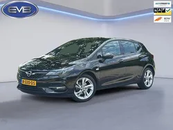 Zwart Gebruikt 2021 Opel Astra Edition Hatchback | € 14.450 (Eerlijke prijs)