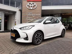 Wit, metallic lak Gebruikt 2022 Toyota Yaris Hybrid Hatchback | € 20.400 (Goede deal)
