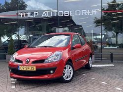 Rood Gebruikt 2005 Renault Clio II Dynamique Hatchback | € 4.490 (Eerlijke prijs)