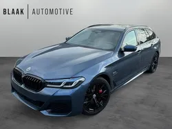 Grijs Gebruikt 2023 BMW 530e M Sport Stationwagen | € 48.490 (Goede deal)