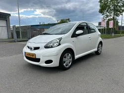 Wit Gebruikt 2010 Toyota Aygo Hatchback | € 3.995 (Eerlijke prijs)