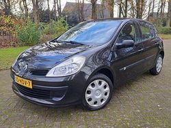 Zwart (metallic) Gebruikt 2008 Renault Clio II Expression Hatchback | € 2.149 (Eerlijke prijs)