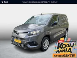 Platinum grey metallic (grijs metallic) Gebruikt 2024 Toyota Proace City Van | € 23.900 (Eerlijke prijs)