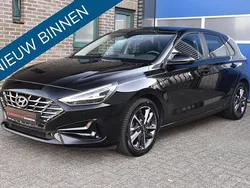 Zwart Gebruikt 2022 Hyundai i30 Comfort Hatchback | € 19.990 (Eerlijke prijs)