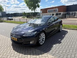 Blauw, metallic lak Gebruikt 2014 Tesla Model S Sedan | € 19.888 (Iets duurder)