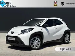 Wit Gebruikt 2022 Toyota Aygo Play Hatchback | € 15.950 (Eerlijke prijs)