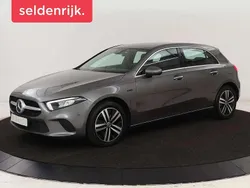 Grijs, metallic lak Gebruikt 2020 Mercedes A250 Urban Hatchback | € 20.400 (Super prijs)