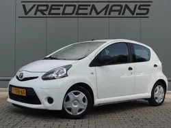 Wit, metallic lak Gebruikt 2014 Toyota Aygo Hatchback | € 4.450 (Eerlijke prijs)