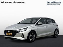 Sleek silver metallic (rys) Gebruikt 2021 Hyundai i20 Comfort Hatchback | € 19.400 (Eerlijke prijs)