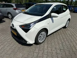 Wit Gebruikt 2020 Toyota Aygo X-play Hatchback | € 10.950 (Eerlijke prijs)