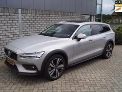 Grijs, metallic lak Gebruikt 2023 Volvo V60 CC Ultimate Stationwagen | € 47.850 (Eerlijke prijs)