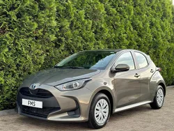 Bruin, metallic lak Gebruikt 2023 Toyota Yaris Hybrid Business Edition Hatchback | € 21.890 (Eerlijke prijs)