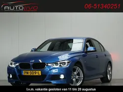 Blauw, metallic lak Gebruikt 2017 BMW 330 Executive Sedan | € 28.795 (Eerlijke prijs)