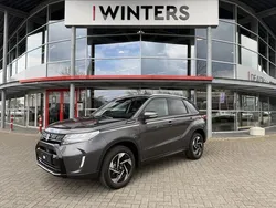 Grijs, metallic lak Nieuw 2025 Suzuki Vitara Style SUV | € 31.894 (Eerlijke prijs)