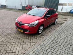 Rood Gebruikt 2015 Renault Clio GrandTour Dynamique Stationwagen | € 7.450 (Eerlijke prijs)