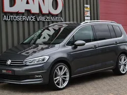Grijs, metallic lak Gebruikt 2017 VW Touran Highline MPV | € 22.495 (Eerlijke prijs)