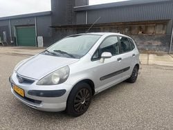 Grijs (metallic) Gebruikt 2004 Honda Jazz LS Hatchback | € 2.050 (Eerlijke prijs)