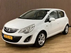 Wit, metallic lak Gebruikt 2012 Opel Corsa Edition Hatchback | € 4.445 (Eerlijke prijs)