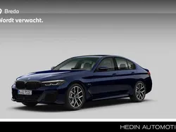 Blauw, metallic lak Gebruikt 2023 BMW 530 Comfort Edition Sedan | € 47.880 (Eerlijke prijs)