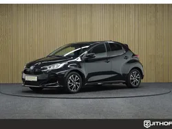 Zwart Gebruikt 2023 Toyota Yaris Hybrid Executive Hatchback | € 24.450 (Goede deal)