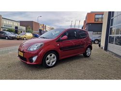 Rood (metallic) Gebruikt 2009 Renault Twingo Initiale Hatchback | € 2.550 (Eerlijke prijs)