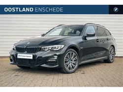 Zwart Gebruikt 2022 BMW 330e Executive Stationwagen | € 37.950 (Eerlijke prijs)