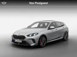 Skyscraper grey metallic (grijs metallic) Nieuw 2025 BMW 120 M Sport Hatchback | € 54.935 (Eerlijke prijs)