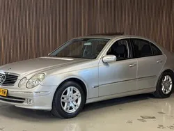 Grijs, metallic lak Gebruikt 2003 Mercedes E200 Avantgarde Sedan | € 9.995 (Iets duurder)