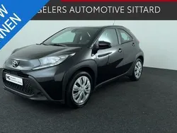Zwart Gebruikt 2024 Toyota Aygo Play Hatchback | € 17.450 (Eerlijke prijs)
