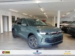 Groen, metallic lak Nieuw 2025 VW Tiguan Life SUV | € 49.950 (Super prijs)