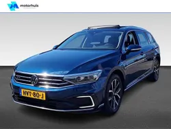 Blauw, metallic lak Gebruikt 2021 VW Passat Highline Stationwagen | € 21.745 (Eerlijke prijs)