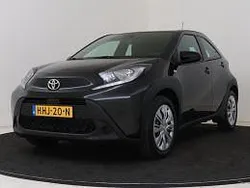 Zwart Gebruikt 2025 Toyota Aygo Play Hatchback | € 19.995 (Eerlijke prijs)
